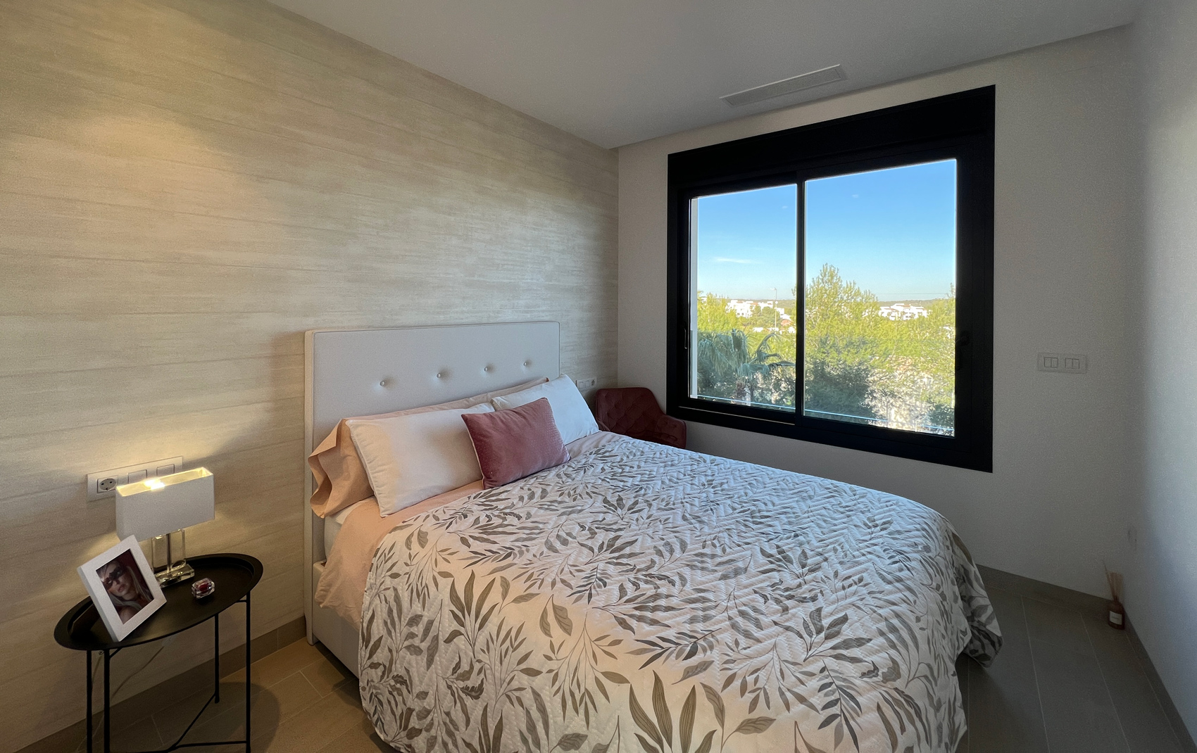 Second bedroom with garden view
